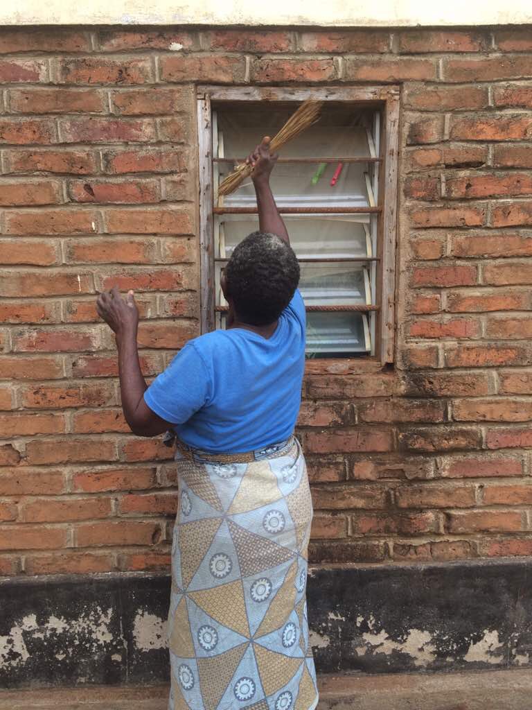 <p>Unsere Nachbarin Nyapethe beim Fenster putzen</p>
